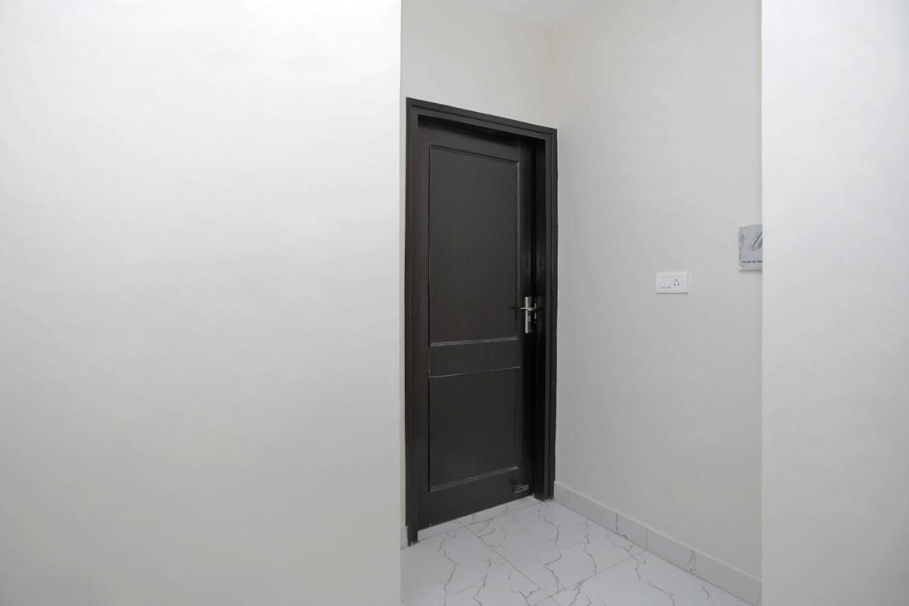 Oyo 12673 The Diplomat Inn デリー エクステリア 写真